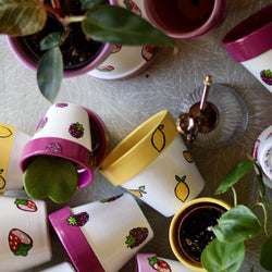 pot de fleurs fruits, pot de fleurs citron, pot de fleurs fraise, pot de fleurs framboise, cache-pot fruits, pot de fleurs original, pot artisanal, pot de fleurs terracotta, pot de fleurs en terre cuite, pot de fleurs fait main, cache-pot plantes vertes, idée cadeau plantes, décoration artisanale, pot avec trou de drainage
