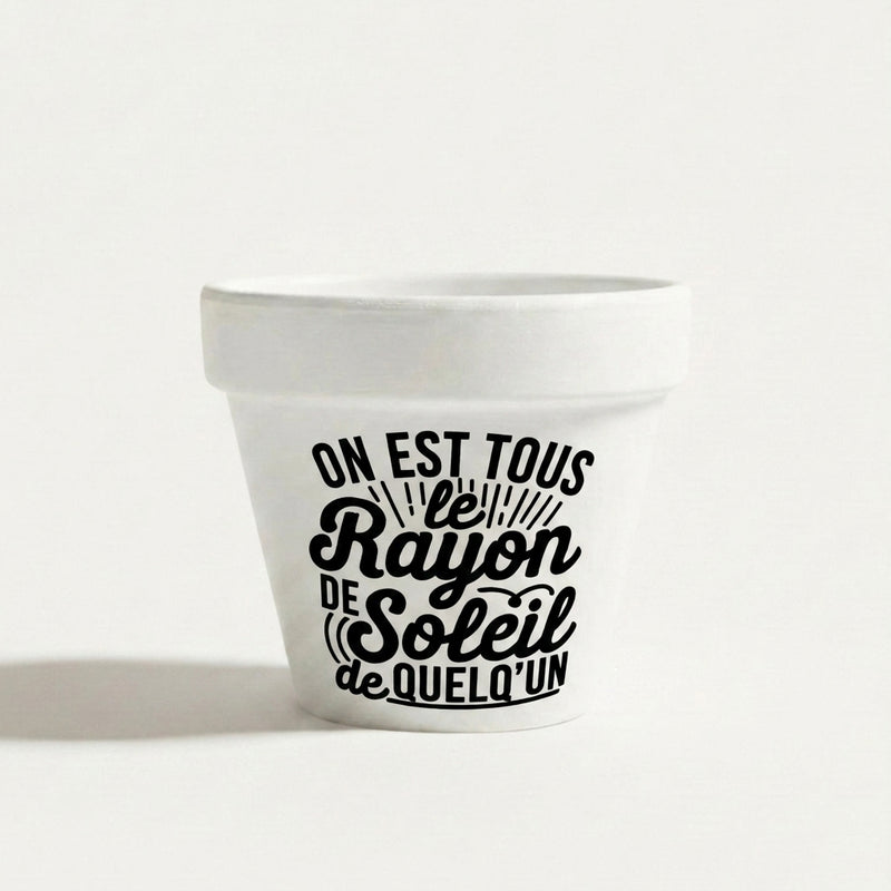 Pot de fleur à message « On est tous le rayon de soleil de quelqu'un » en terre cuite fond blanc