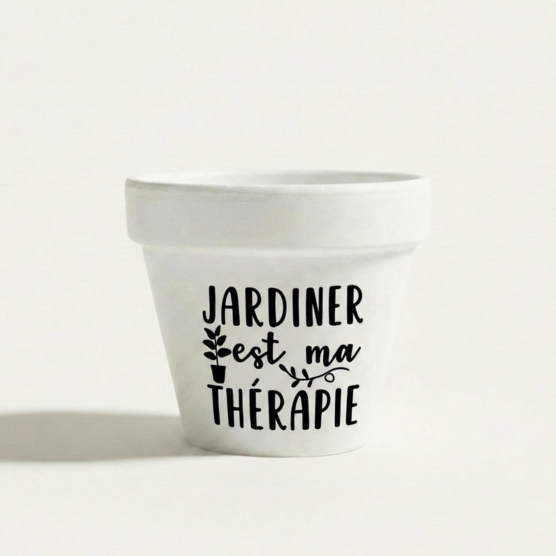 Pot de fleur à message « Jardiner est ma thérapie » en terre cuite fond blanc, cadeau jardinier
