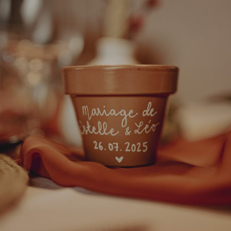 cadeau invité mariage, cadeaux invites mariage, deco de table mariage, cache pot terracotta, pot de fleur mariage terre cuite, marque place mariage, mariage terracotta, cadeau invité original, cadeaux invites, wedding gift, noms des mariés, date, mariage champetre, mariage rustique, mariage campagne fleurs, mariage bohème