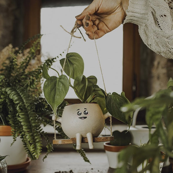 Pot plante balancoire, pot balancoire, pot de fleur balancoire, cache pot balancoire, petit cache pot visage, mini pot de fleur visage, pot de fleur mignon, yeux de biche, kawaii, style Manga, cadeau mignon, pot de fleur tete, cache pot tete.
